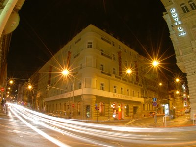 EA Hotel Sonata**** - Hotelgebäude in der Nacht